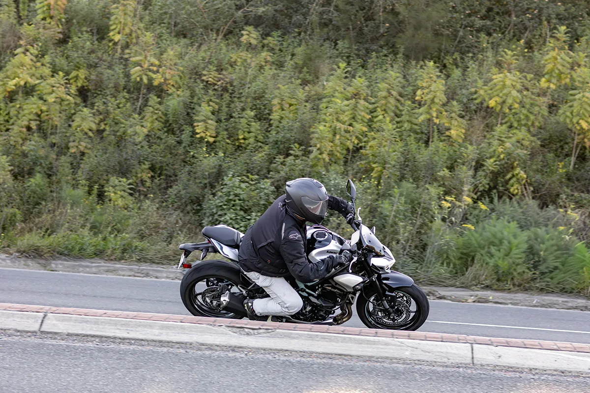 z900