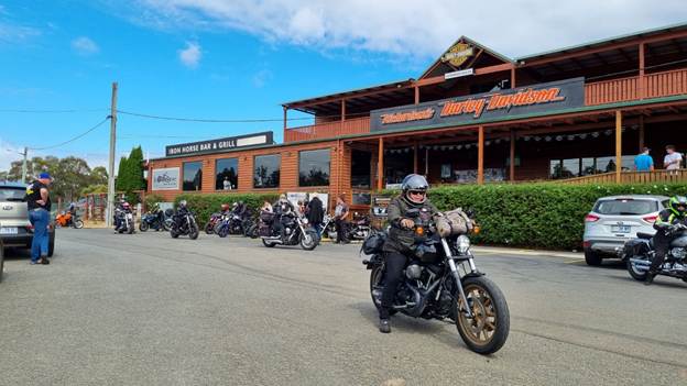 A person on a motorcycle in front of a building

AI-generated content may be incorrect.